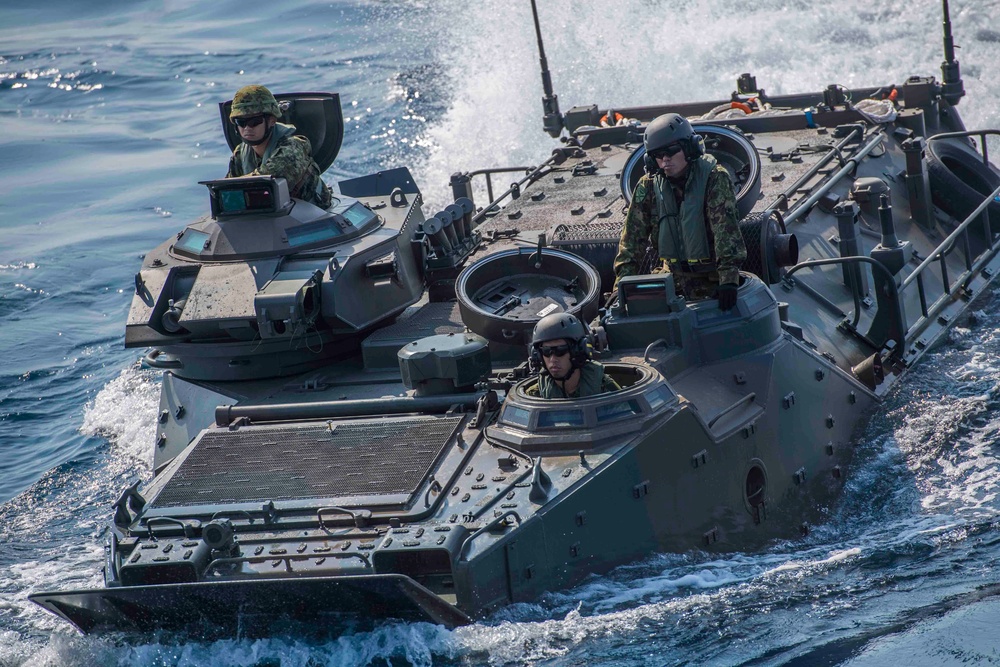 Soldiers from the JGSDF return to the USS Ashland after completing an exercise for KAMANDAG 2