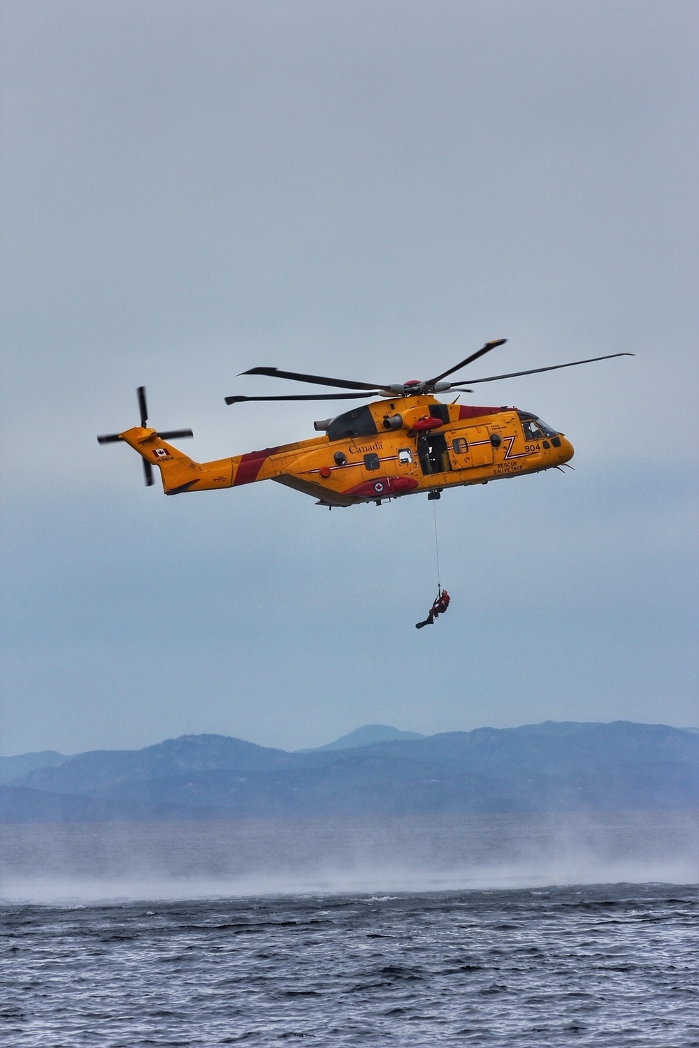 U.S. Coast Guard, Royal Canadian Air Force conduct joint search and rescue training north of Washington