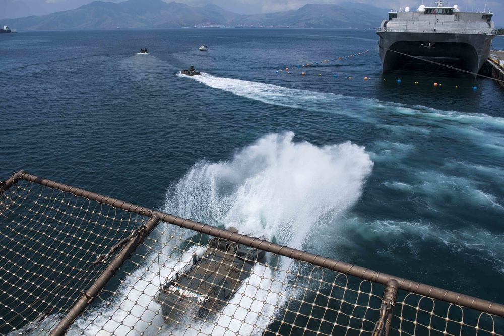 USS Ashland conducts a final AAV operation with the JGSDF to complete KAMANDAG 2