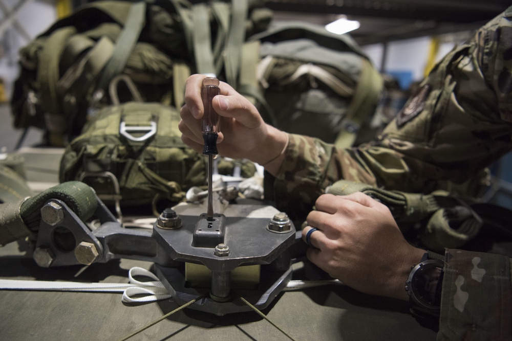 JBER’s 773d LRS Airmen train to rig ‘em up right