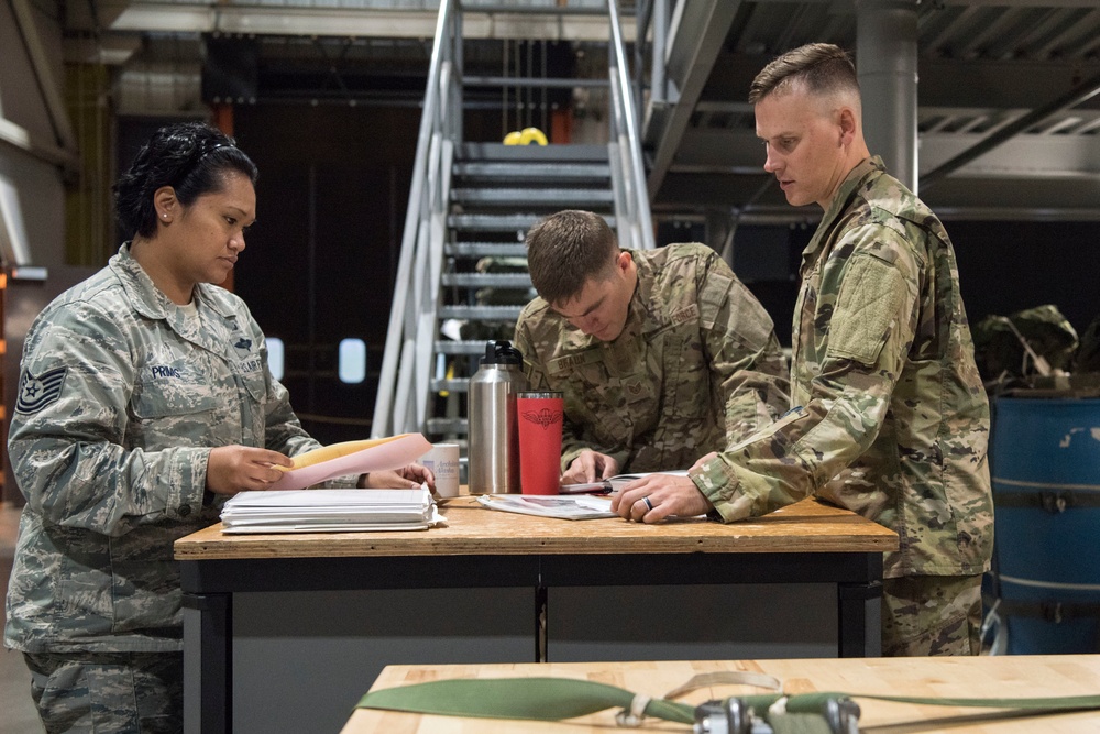 JBER’s 773d LRS Airmen train to rig ‘em up right