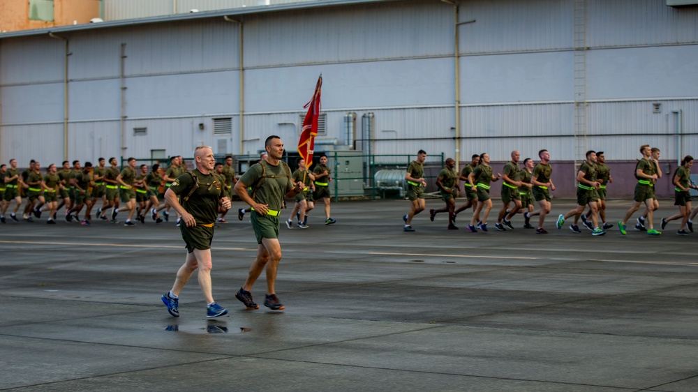 1st MAW Commanding General runs with MAG-24