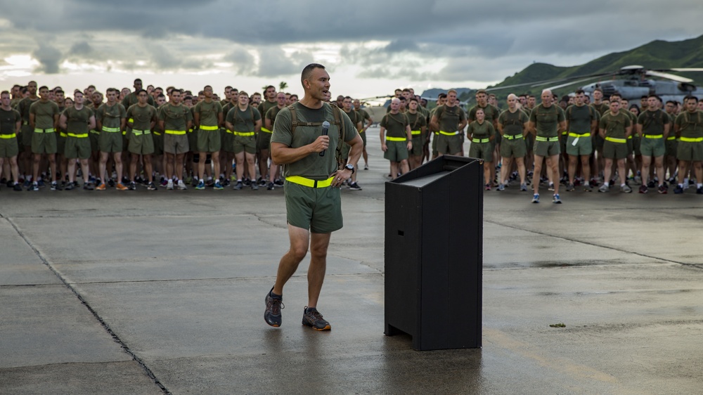 1st MAW Commanding General runs with MAG-24