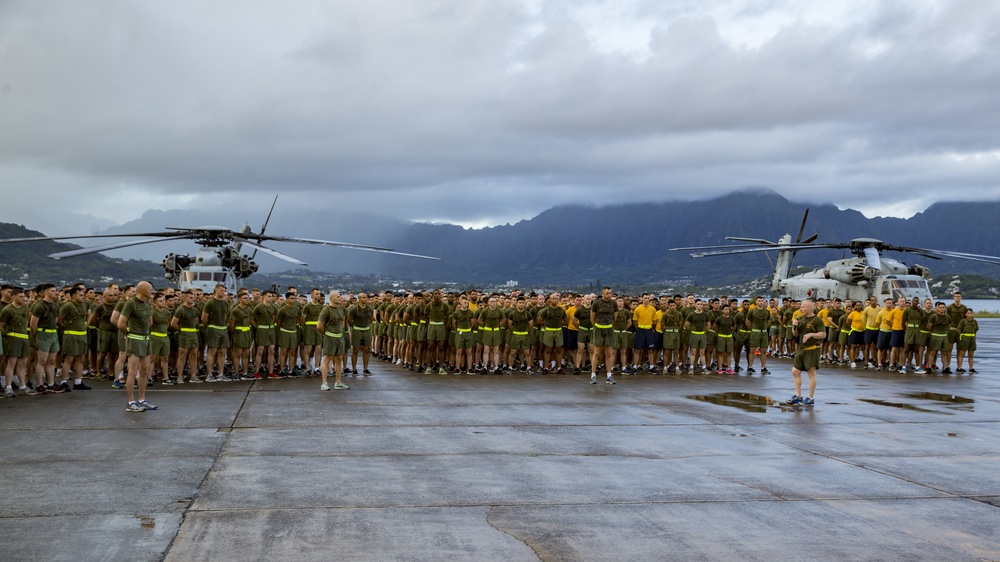 1st MAW Commanding General runs with MAG-24