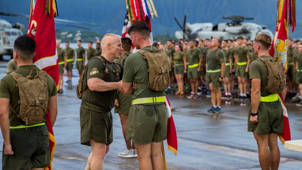 1st MAW Commanding General runs with MAG-24