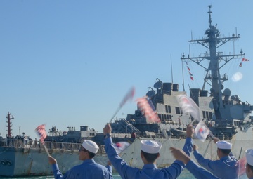 Chancellorsville, Benfold Arrive to Busan