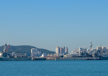 Chancellorsville, Benfold Arrive to Busan