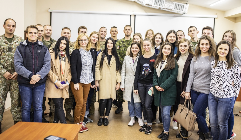 Tennessee National Guardsmen speak with university students