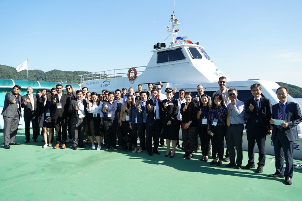 2018 Global Technical Exchange take barge tour of the Daejeon Dam