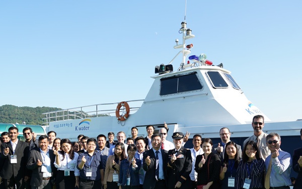 2018 Global Technical Exchange take barge tour of the Daejeon Dam