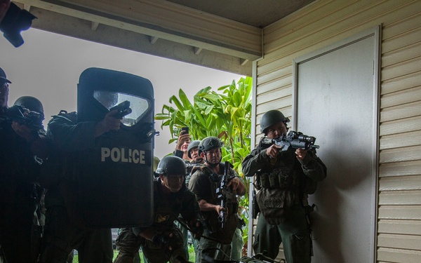 SRT and HPD conduct interagency training aboard MCBH