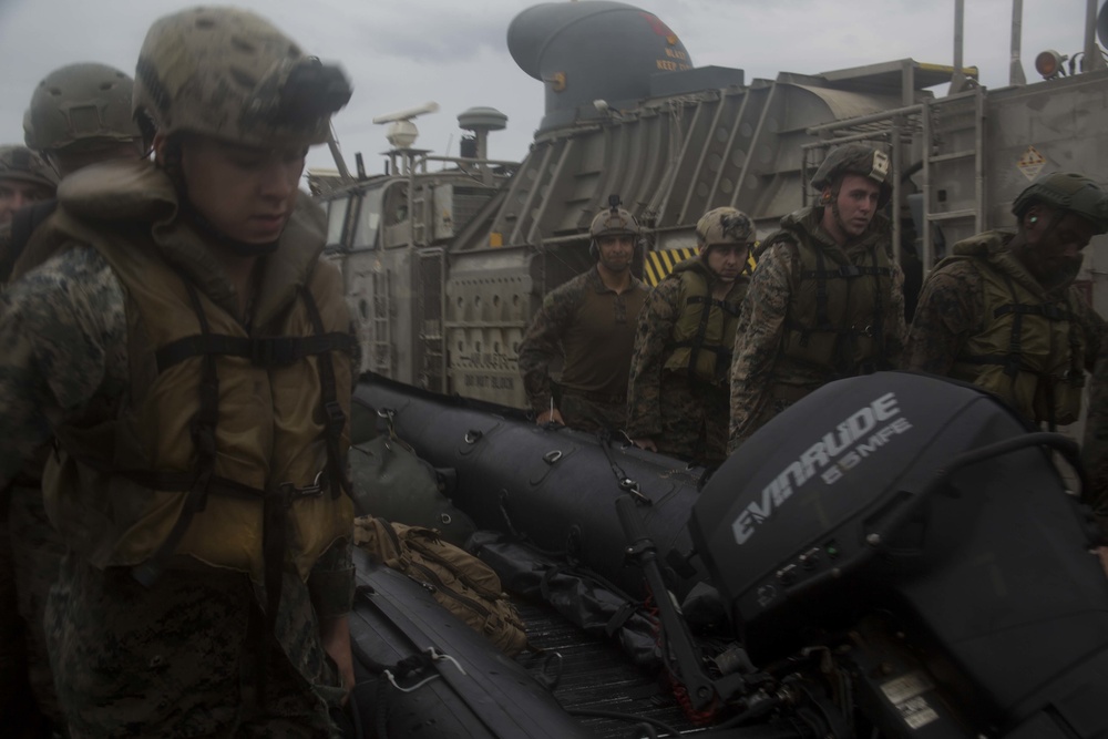 The 31st MEU’s Amphibious Reconnaissance Platoon practice Helocast aboard the Wasp