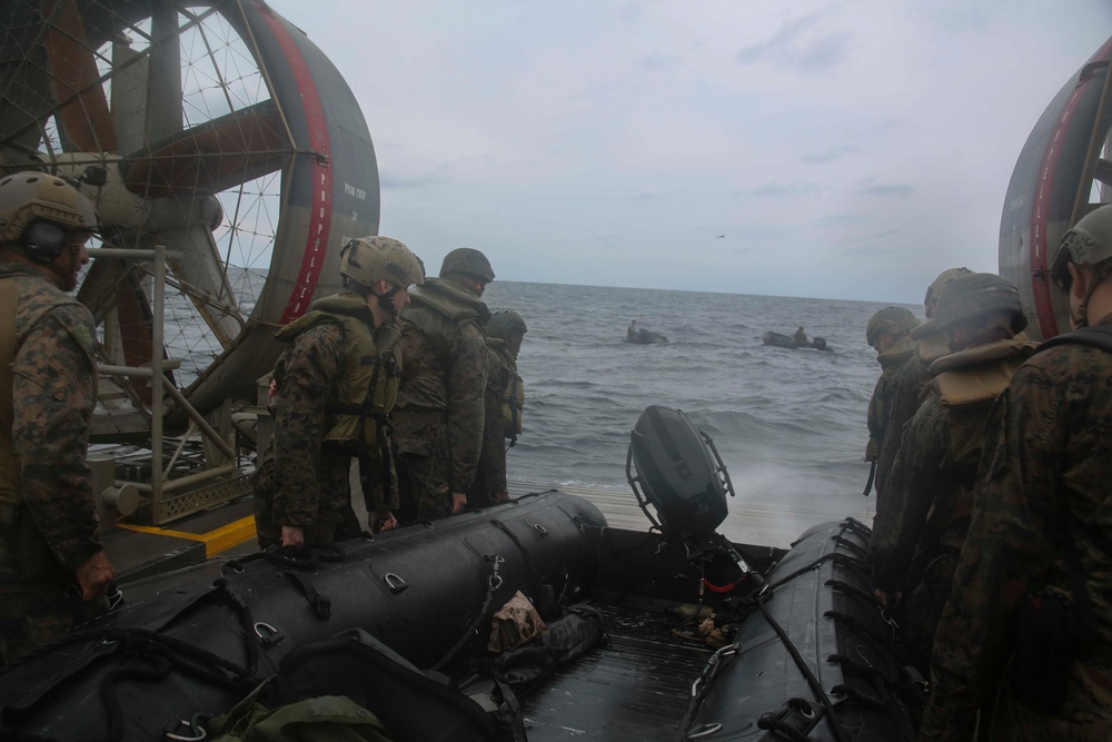 The 31st MEU’s Amphibious Reconnaissance Platoon practice Helocast aboard the Wasp