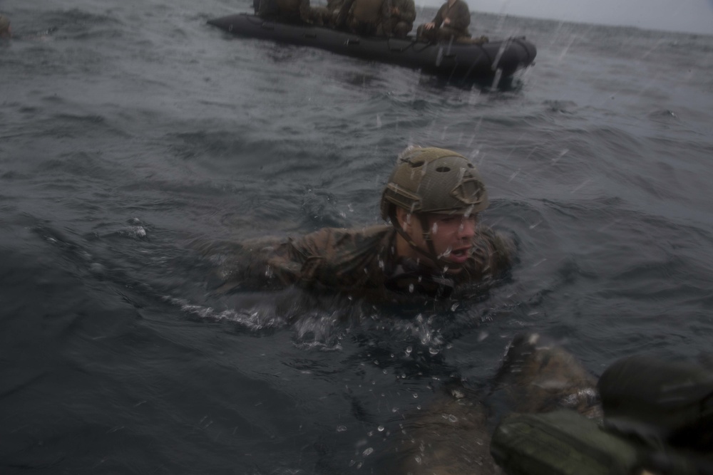 The 31st MEU’s Amphibious Reconnaissance Platoon practice Helocast aboard the Wasp