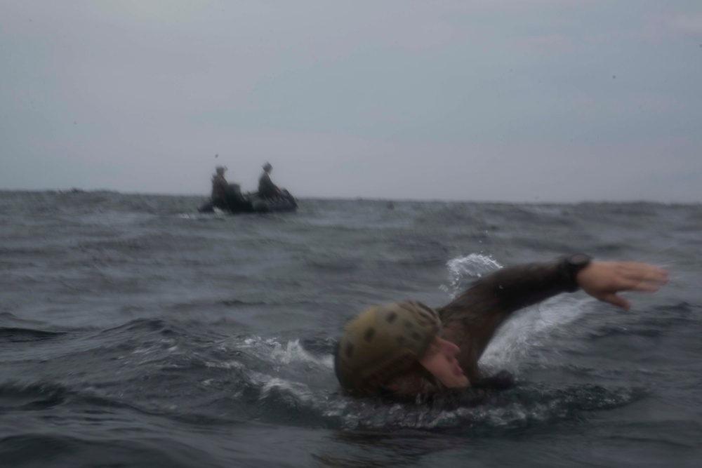 The 31st MEU’s Amphibious Reconnaissance Platoon practice Helocast aboard the Wasp