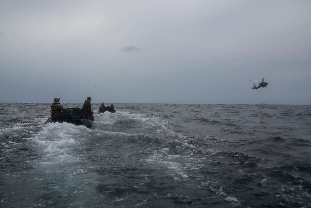 The 31st MEU’s Amphibious Reconnaissance Platoon practice Helocast aboard the Wasp