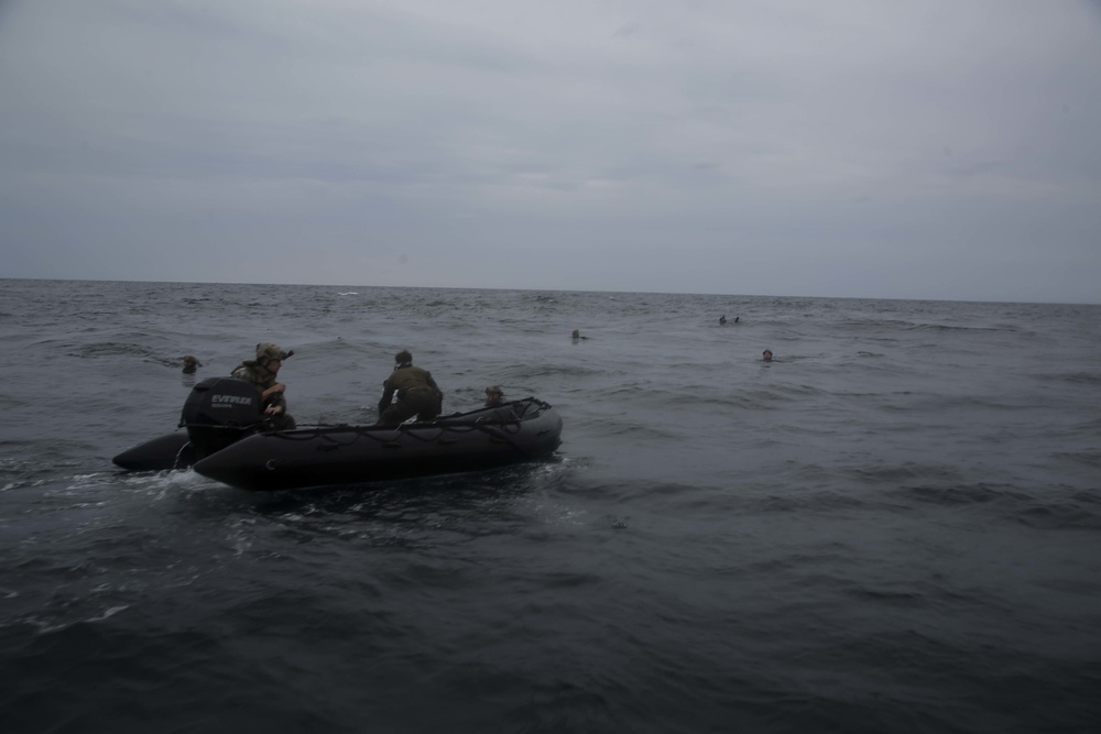 The 31st MEU’s Amphibious Reconnaissance Platoon practice Helocast aboard the Wasp