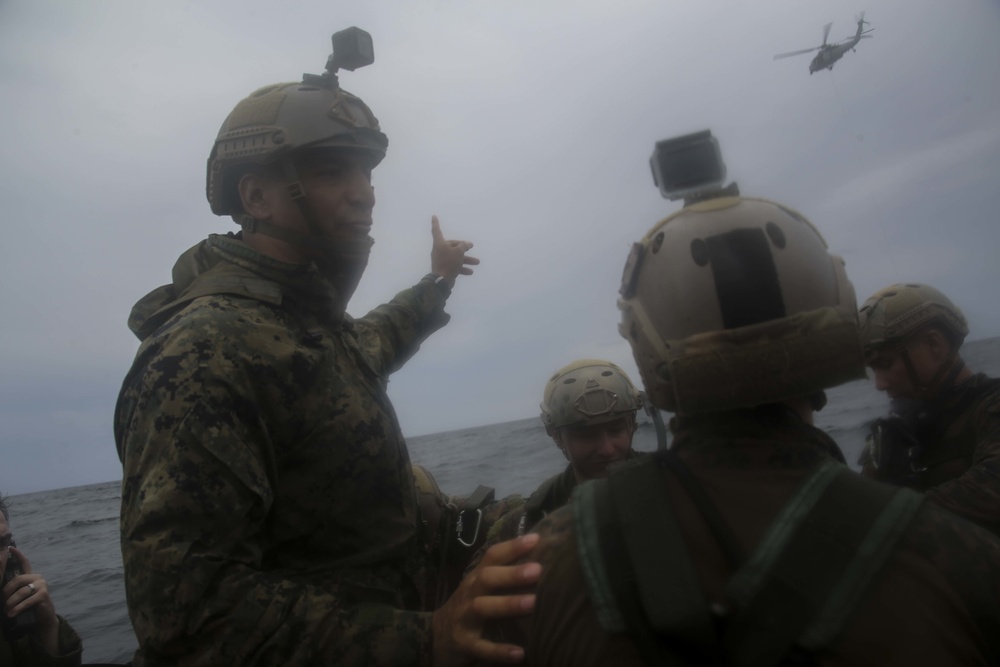 The 31st MEU’s Amphibious Reconnaissance Platoon practice Helocast aboard the Wasp