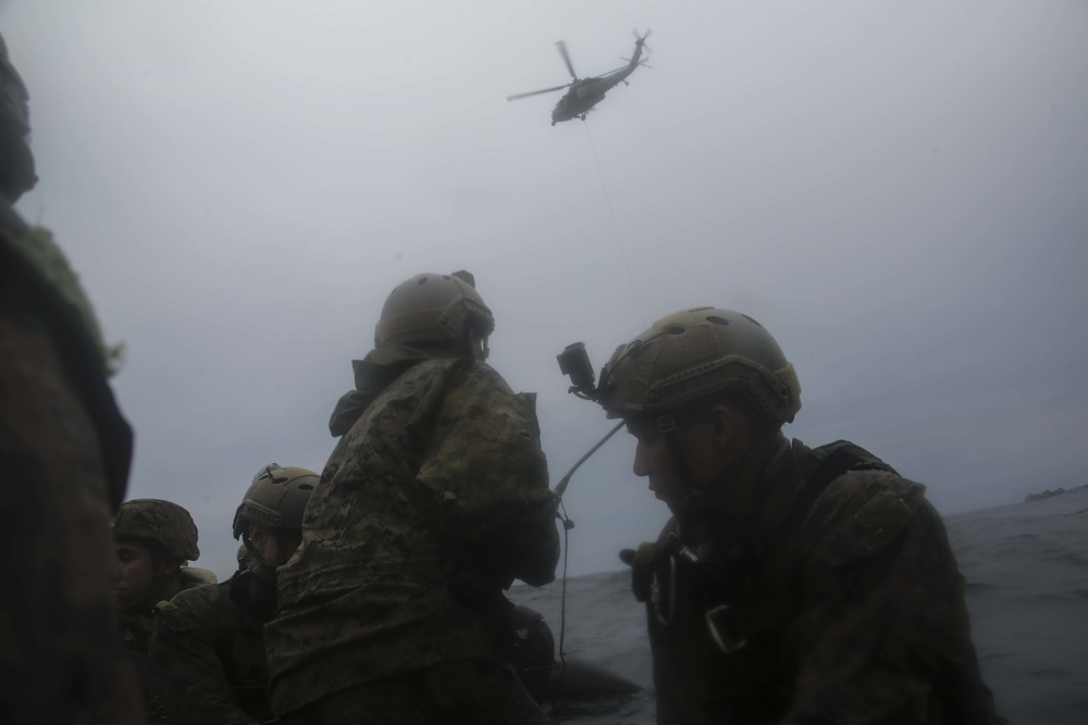 The 31st MEU’s Amphibious Reconnaissance Platoon practice Helocast aboard the Wasp