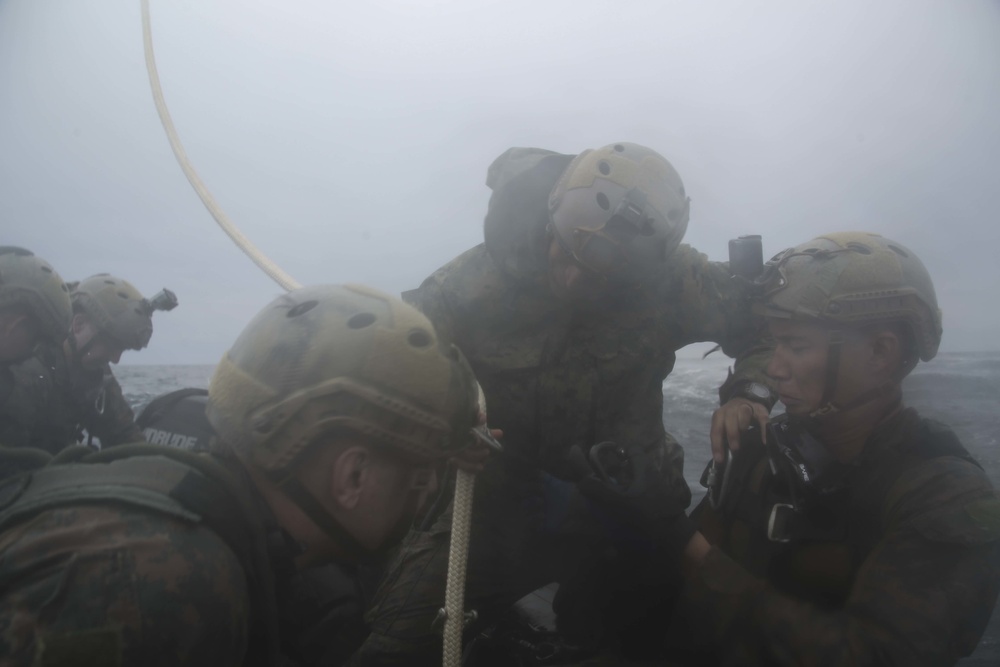 The 31st MEU’s Amphibious Reconnaissance Platoon practice Helocast aboard the Wasp