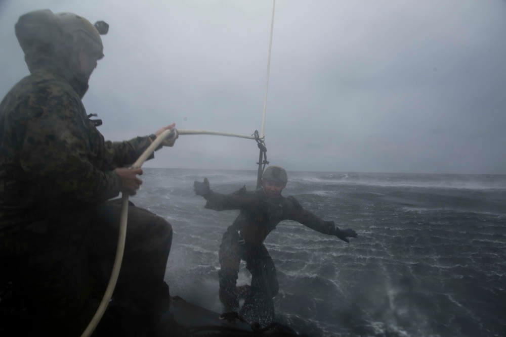 The 31st MEU’s Amphibious Reconnaissance Platoon practice Helocast aboard the Wasp