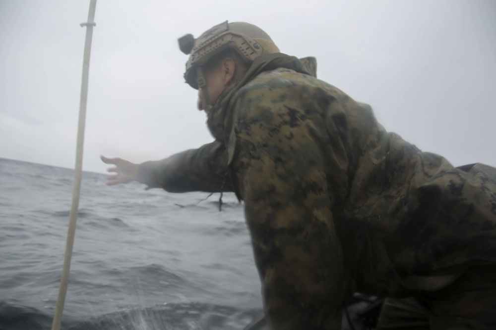 The 31st MEU’s Amphibious Reconnaissance Platoon practice Helocast aboard the Wasp