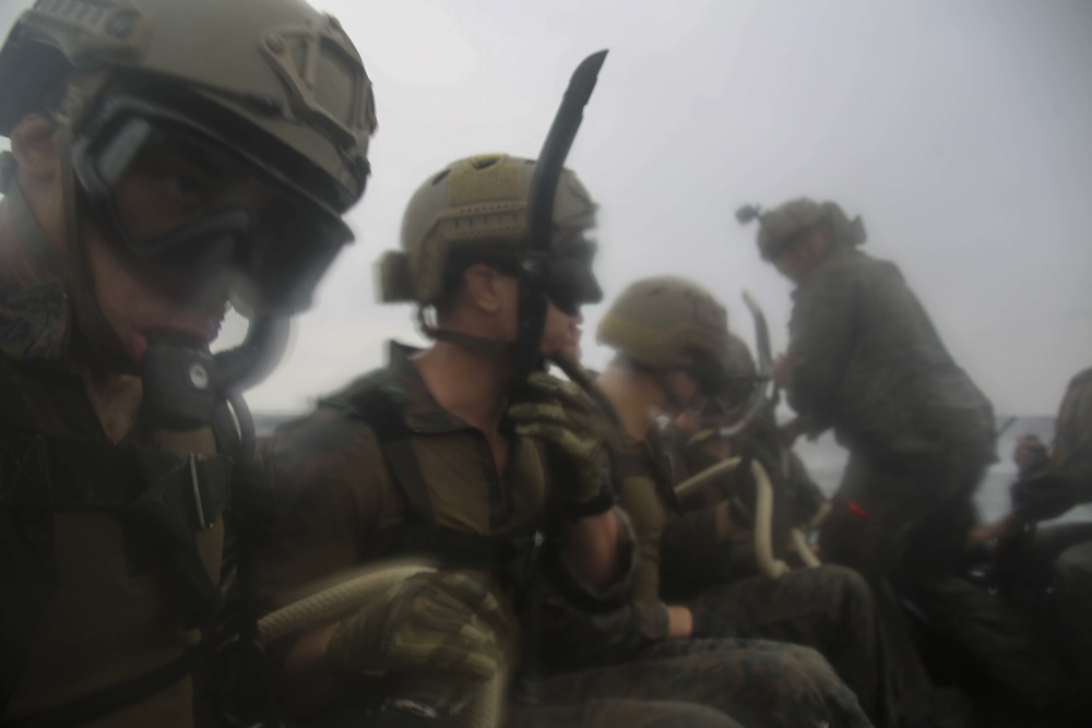 The 31st MEU’s Amphibious Reconnaissance Platoon practice Helocast aboard the Wasp