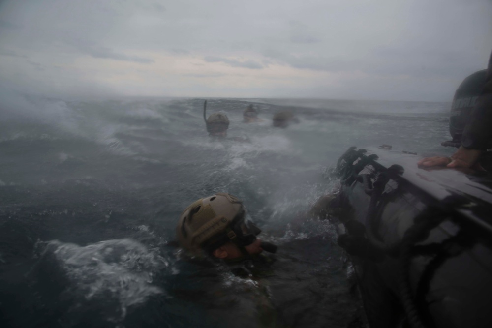 The 31st MEU’s Amphibious Reconnaissance Platoon practice Helocast aboard the Wasp