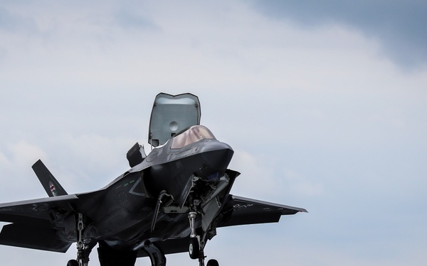 F-35 ITF test pilot conducts the world’s first SRVL