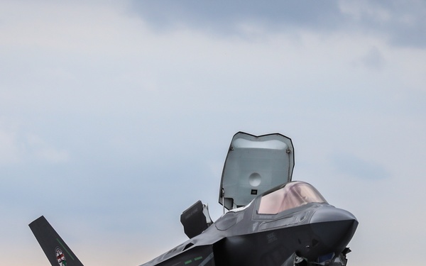 F-35 ITF test pilot conducts the world’s first SRVL