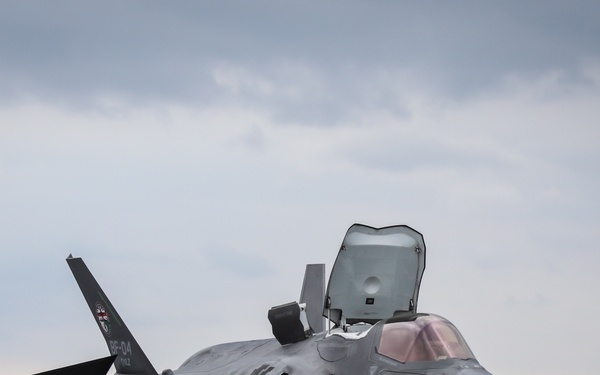 F-35 ITF test pilot conducts the world’s first SRVL