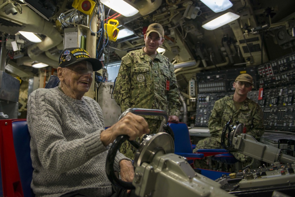 World War II Veteran Visits USS Pennsylvania (SSBN 735)