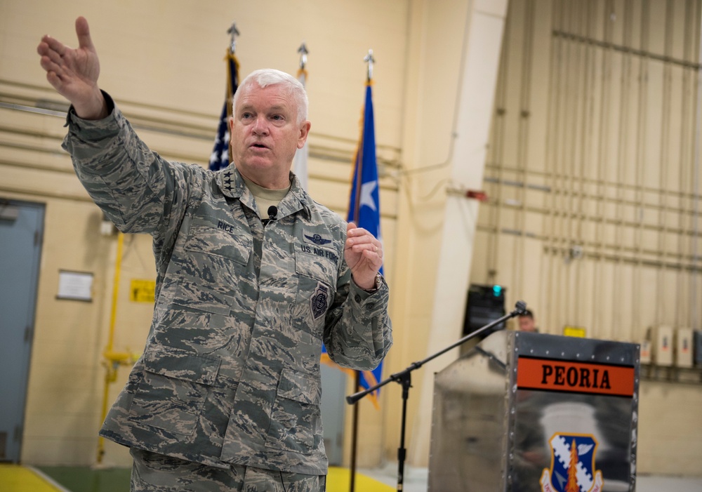 Air National Guard director meets with Illinois Airmen