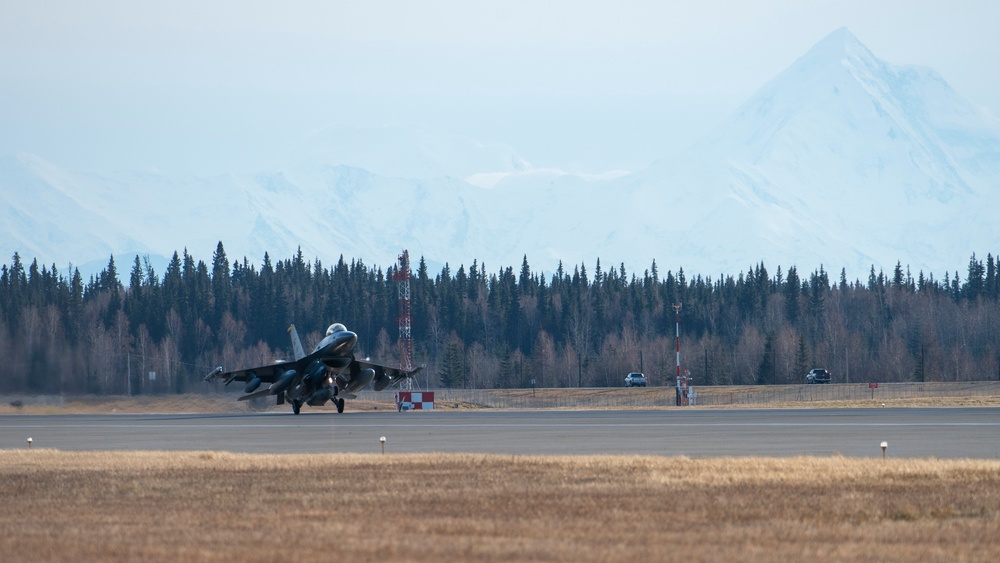 Wolf Pack Arrives in AK for RED FLAG-Alaska 19-1