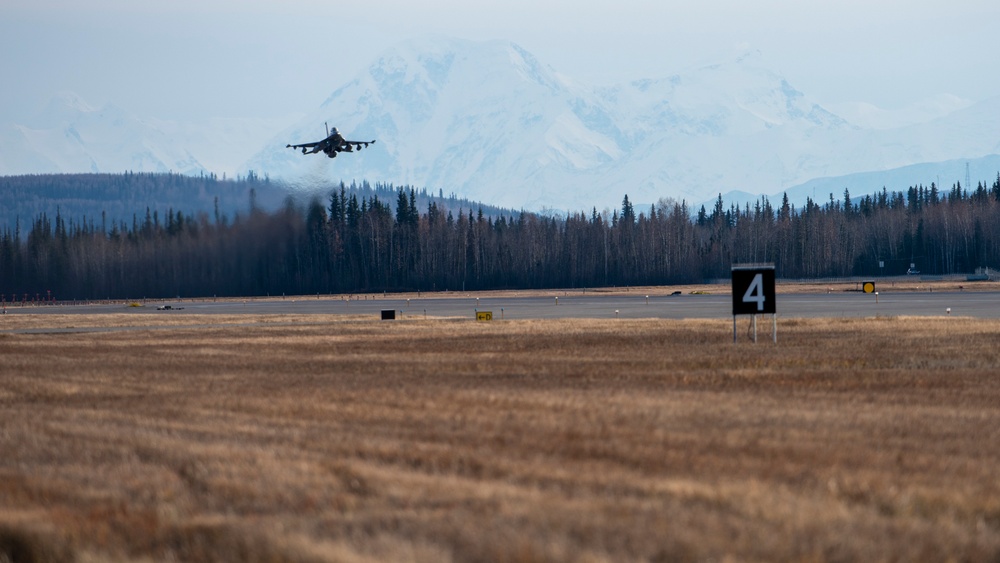 Wolf Pack Arrives in AK for RED FLAG-Alaska 19-1