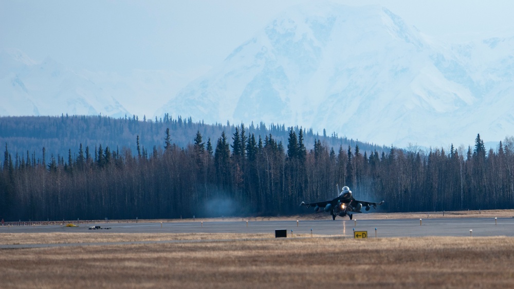 Wolf Pack Arrives in AK for RED FLAG-Alaska 19-1