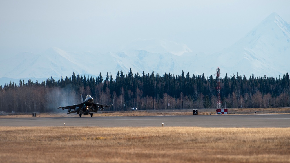 Wolf Pack Arrives in AK for RED FLAG-Alaska 19-1