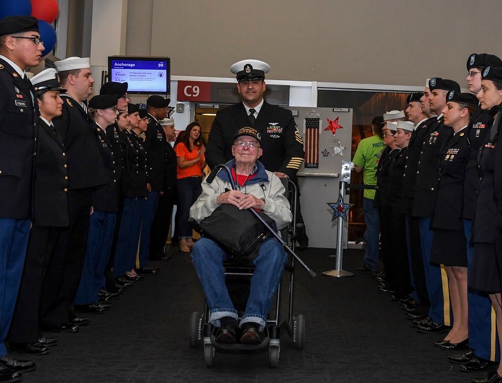 Service Members Welcome Back SEATAC Honor Flight Veterans