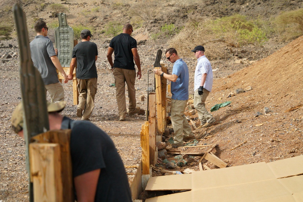 404th Civil Affairs conducts M4 training