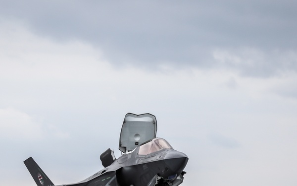 F-35 ITF test pilot conducts the world’s first SRVL