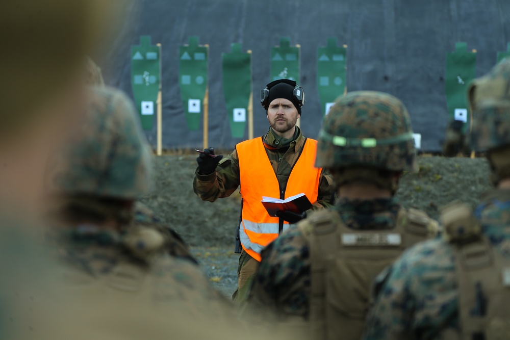 Norwegian Home Guard trains U.S. Marines on Weapons