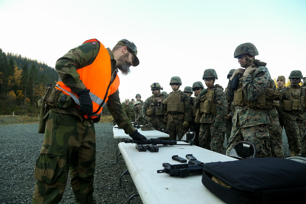 Norwegian Home Guard trains U.S. Marines on Weapons