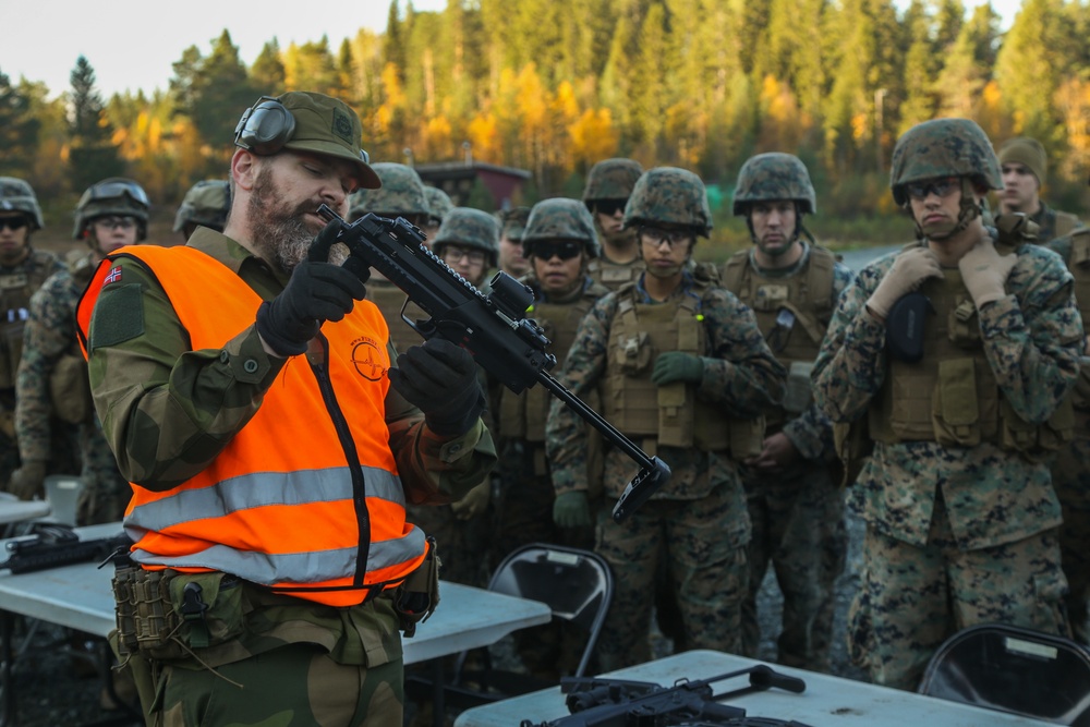 Norwegian Home Guard trains U.S. Marines on Weapons
