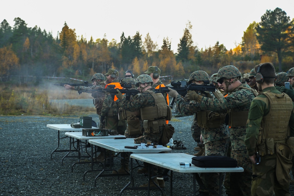Norwegian Home Guard trains U.S. Marines on Weapons