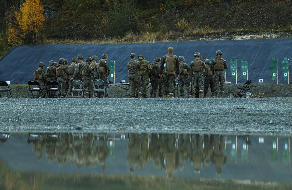 Norwegian Home Guard trains U.S. Marines on Weapons