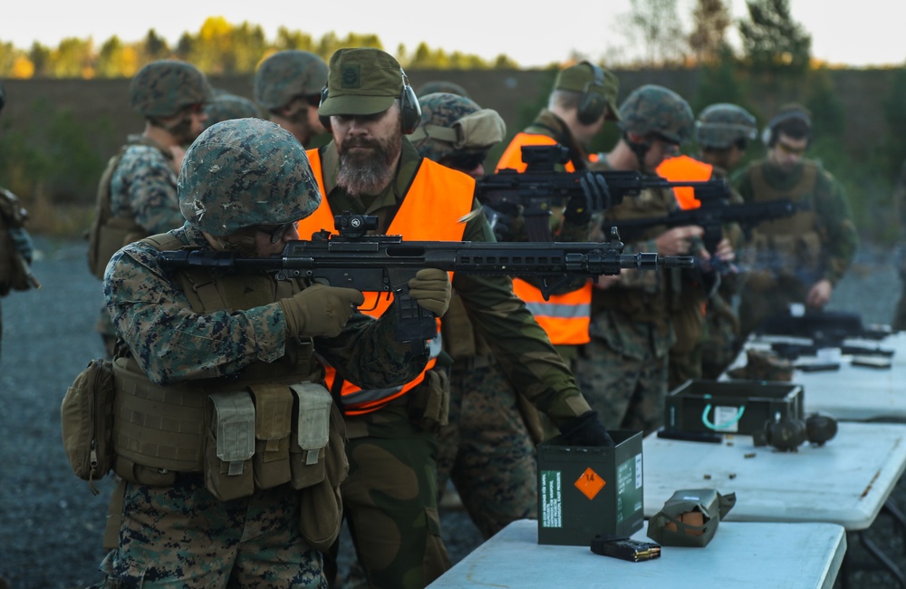 Norwegian Home Guard trains U.S. Marines on Weapons