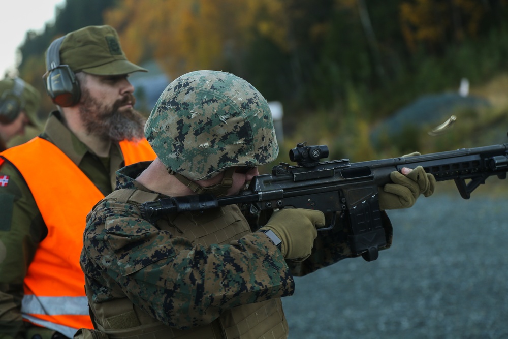 Norwegian Home Guard trains U.S. Marines on Weapons