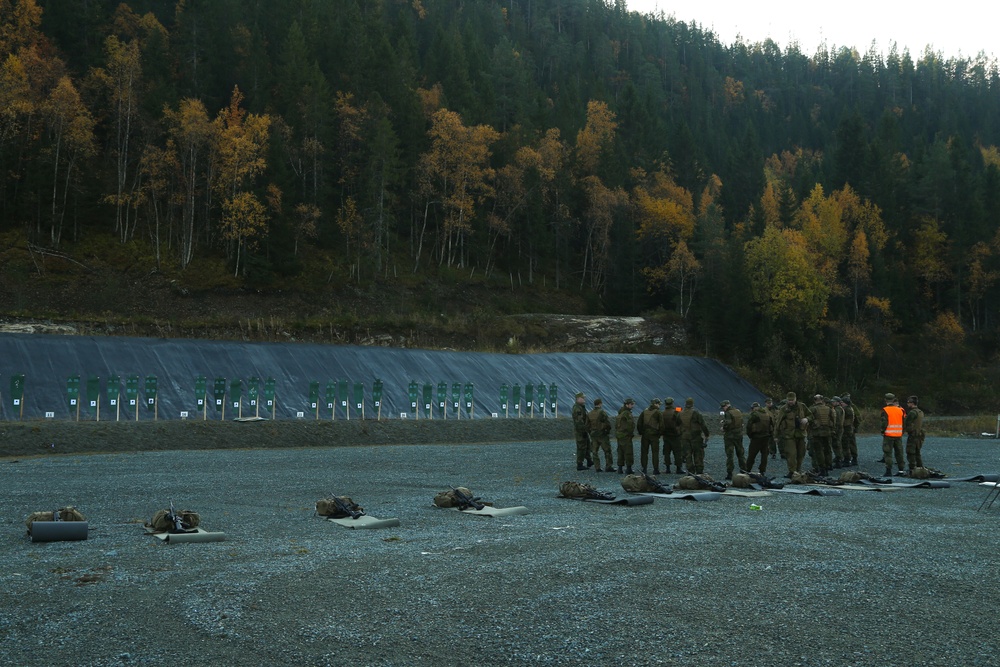 Norwegian Home Guard trains U.S. Marines on Weapons