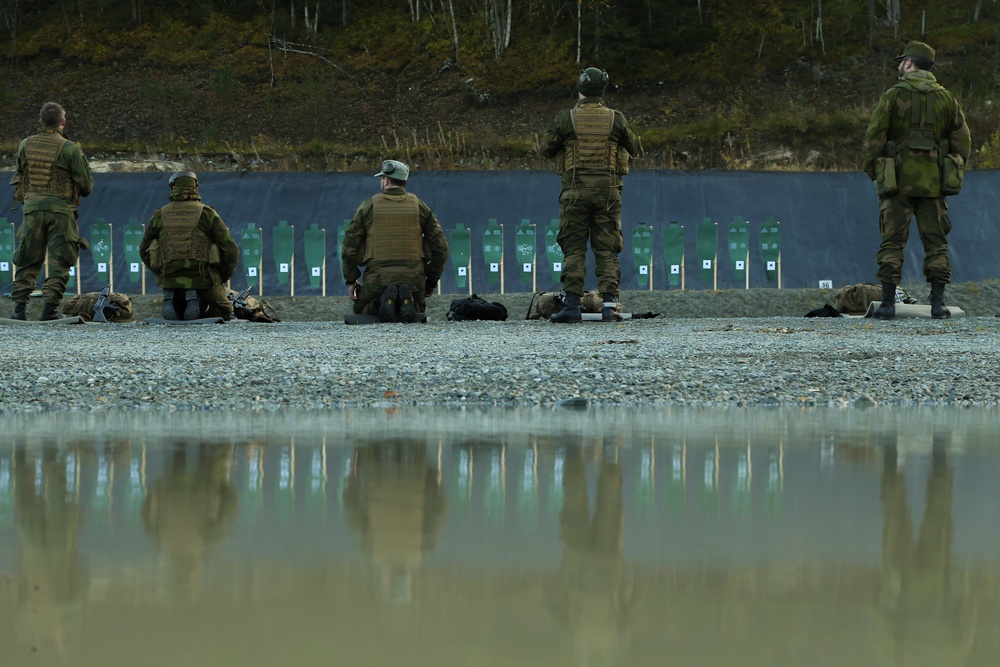Norwegian Home Guard trains U.S. Marines on Weapons