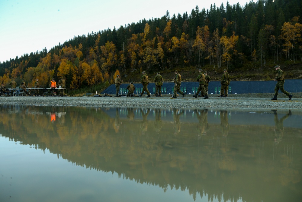 Norwegian Home Guard trains U.S. Marines on Weapons